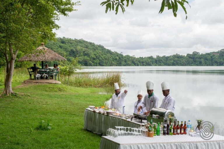 lake-side-lunch
